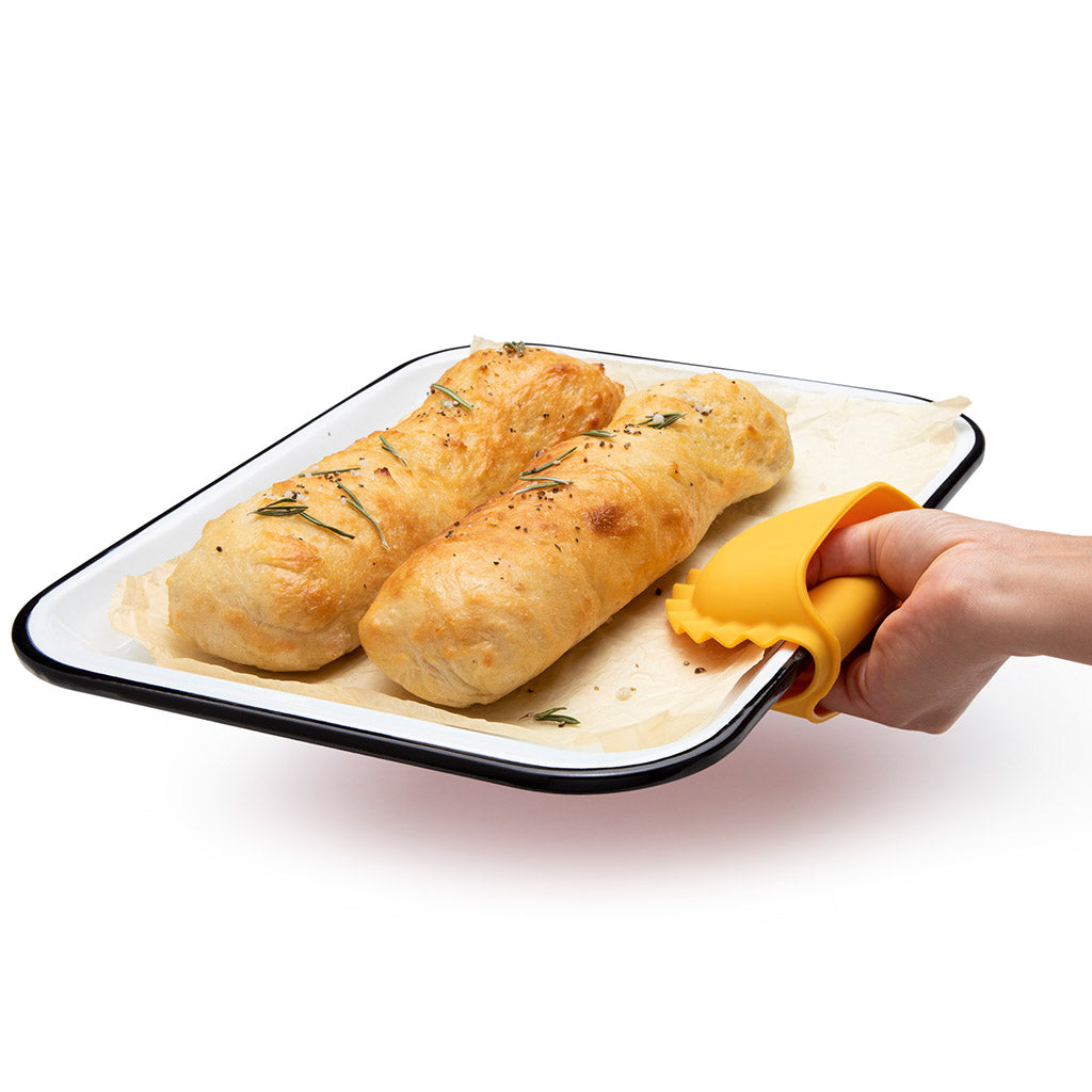 Mezzelune silicone oven mitt β pasta shaped