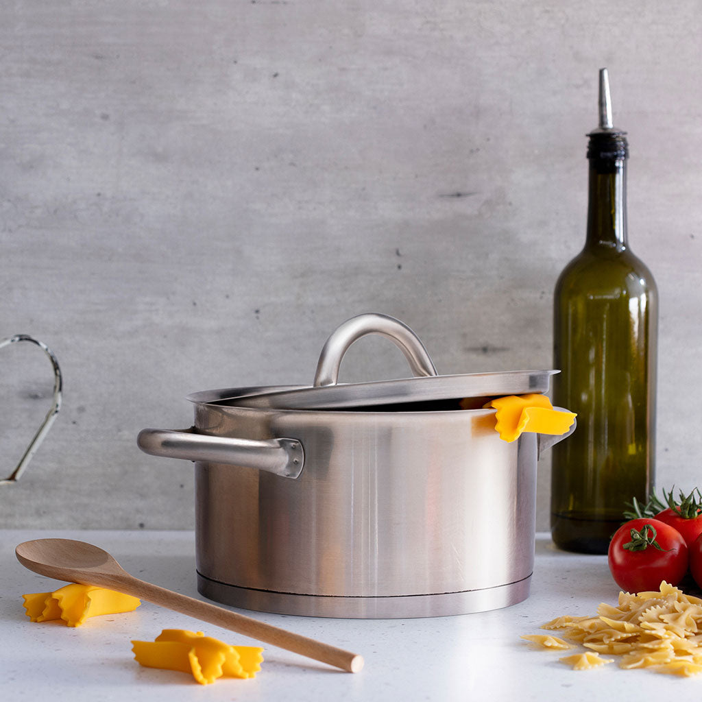 Farfalle-shaped silicone steam releaser lifting pot lid
by Monkey Business