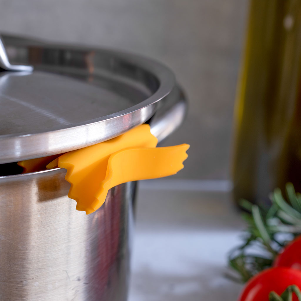 Silicone pasta trivet and steam vent gadget in action
by Monkey Business