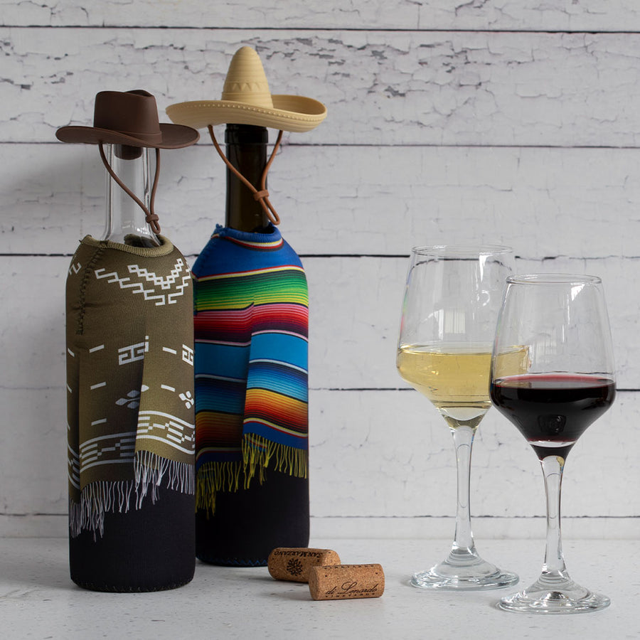 Gift box with 2 colorful neoprene poncho wine sleeves and 2 silicone wine stoppers shaped like a cowboy hat and sombrero, ideal for gifting wine lovers.