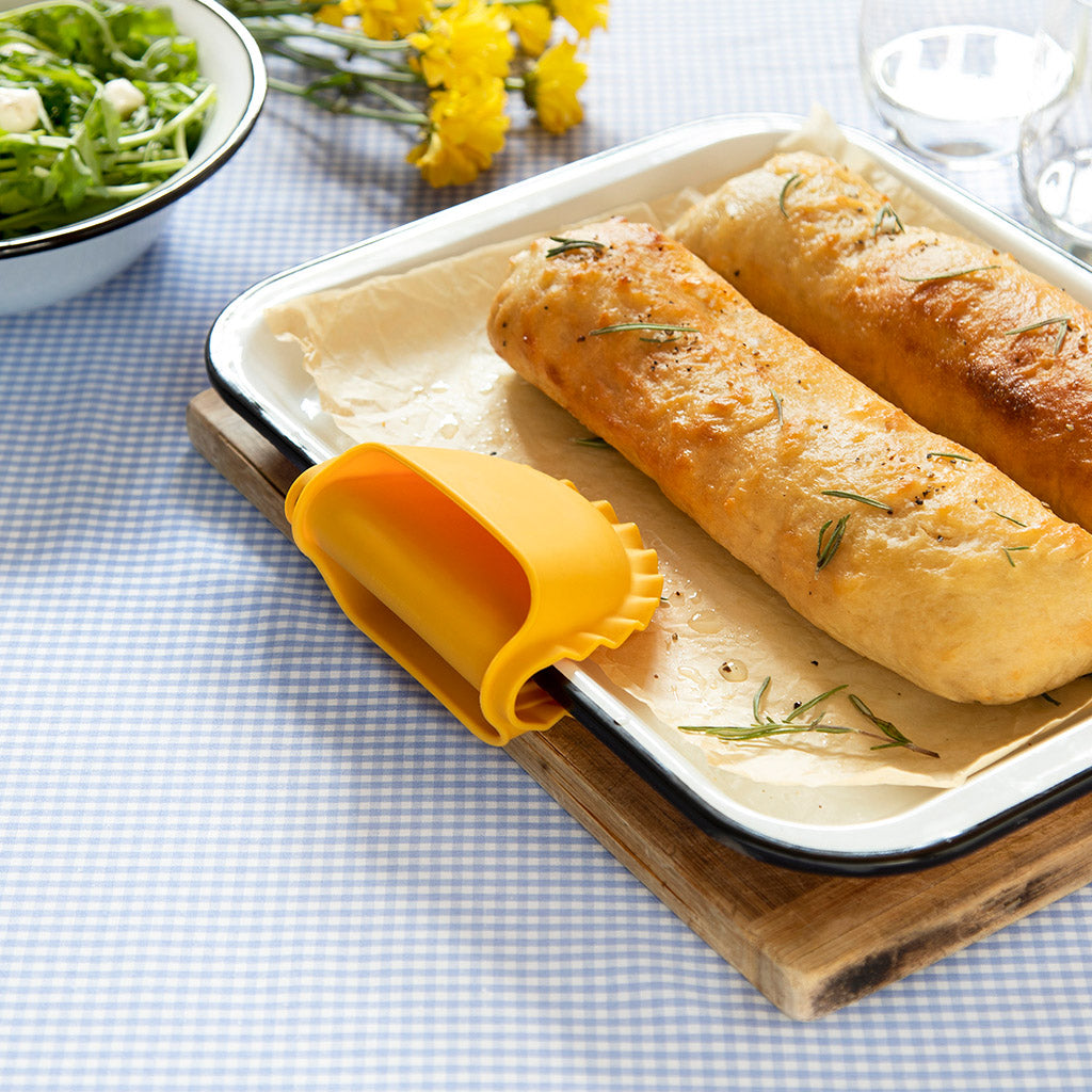 Fun and practical heat-resistant kitchen mitt