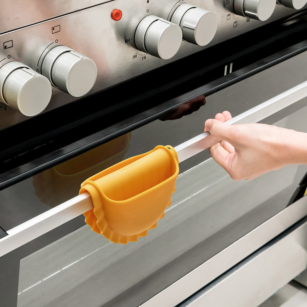 Fun and practical heat-resistant kitchen mitt - to hang on oven